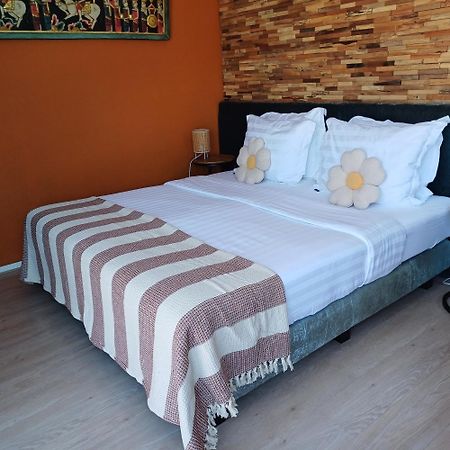 East Meets West Bed And Breakfast Венендал Экстерьер фото